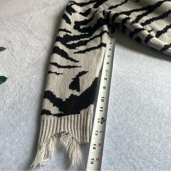 Polly & Esther Size L Women’s Animal Print Destructed Sweater - Picture 9 of 12